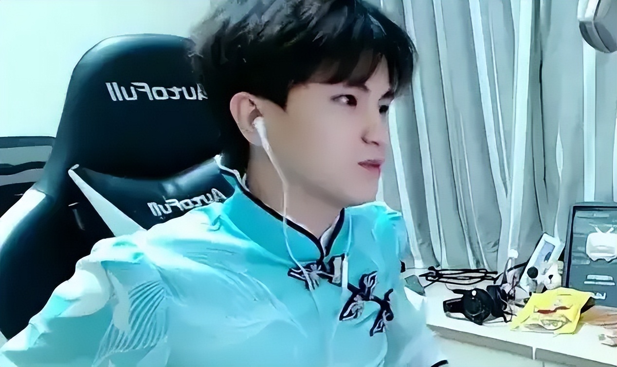 赢了比赛还要道歉?虎牙六尾跟路人线下约战,路人玩家太会蹭!