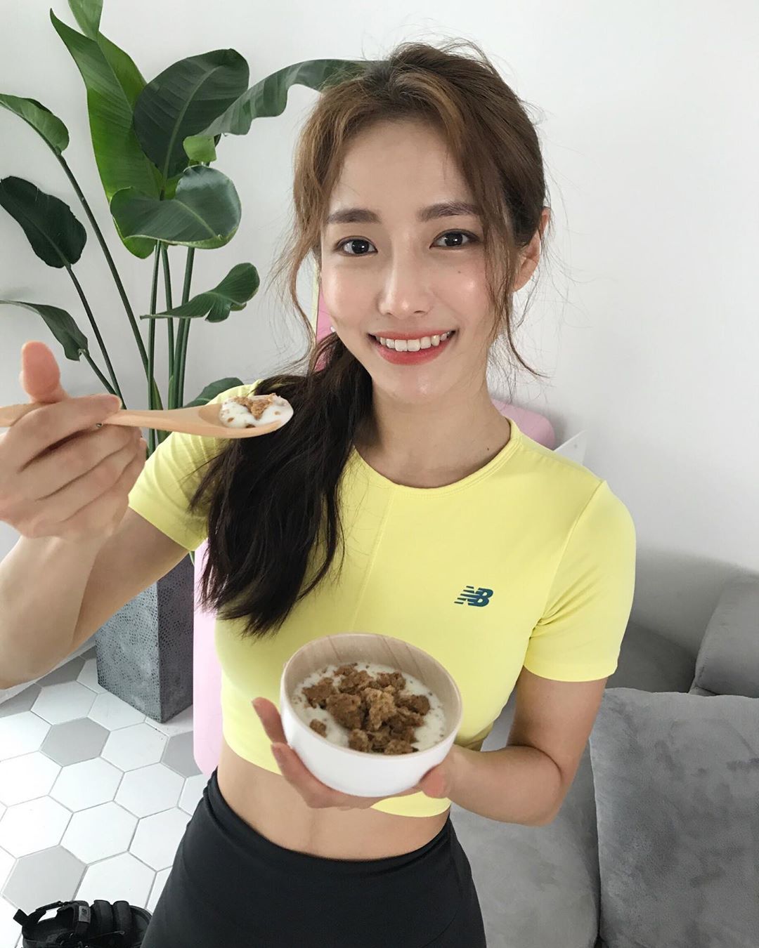 韩国"健身女神"姜贤京,颜值和身材突出,符合亚洲的审美!