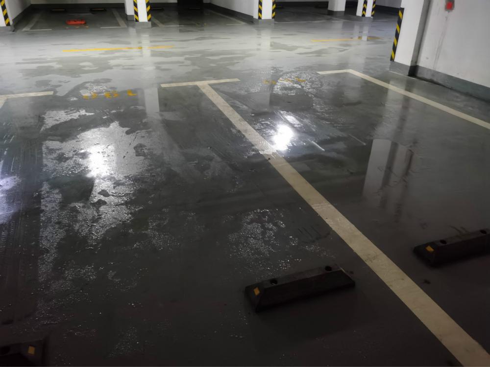 变成地下威尼斯?上海一别墅小区地库太阳天也会返潮结露,车滑人摔