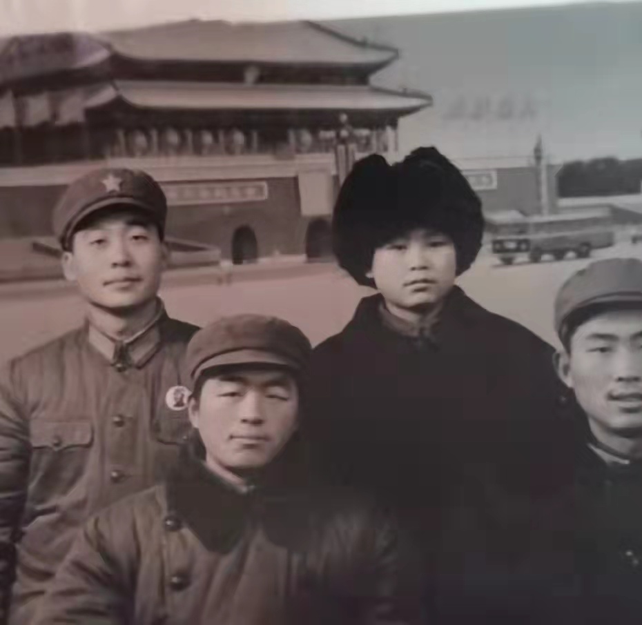 郭希宽多张从未曝出的军装照放在网上,年轻时确实当过兵,尴尬