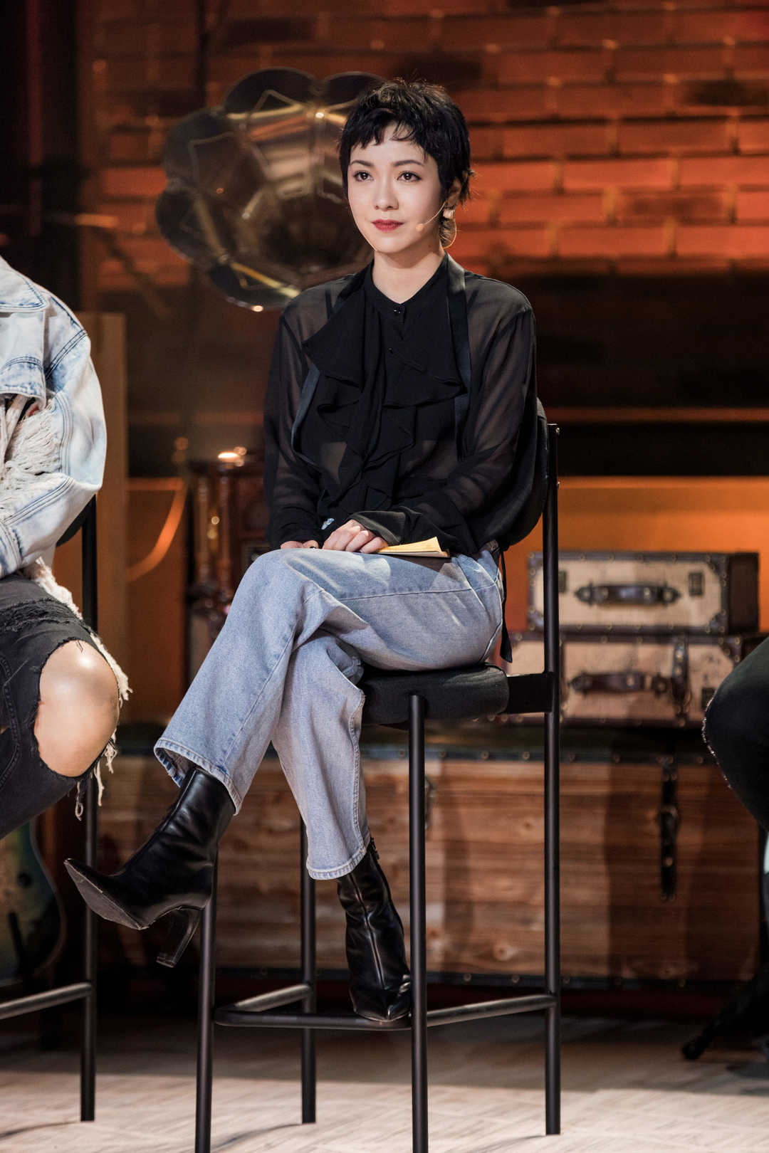 34岁郭采洁颜值高任性,穿橙色和绿色拼接外套搭运动裤,秒变18岁