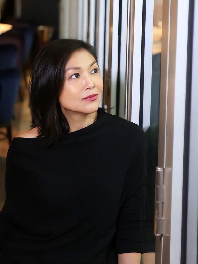 张凤妮:闷葫芦竞选港姐成名,嫁小7岁大马富商,生3个漂亮女儿