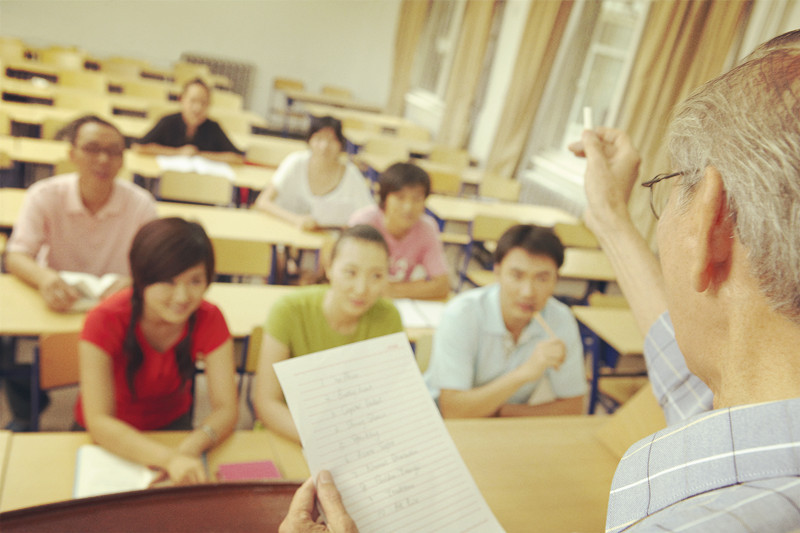 全市中小学招募百名银龄讲学优秀退休教师