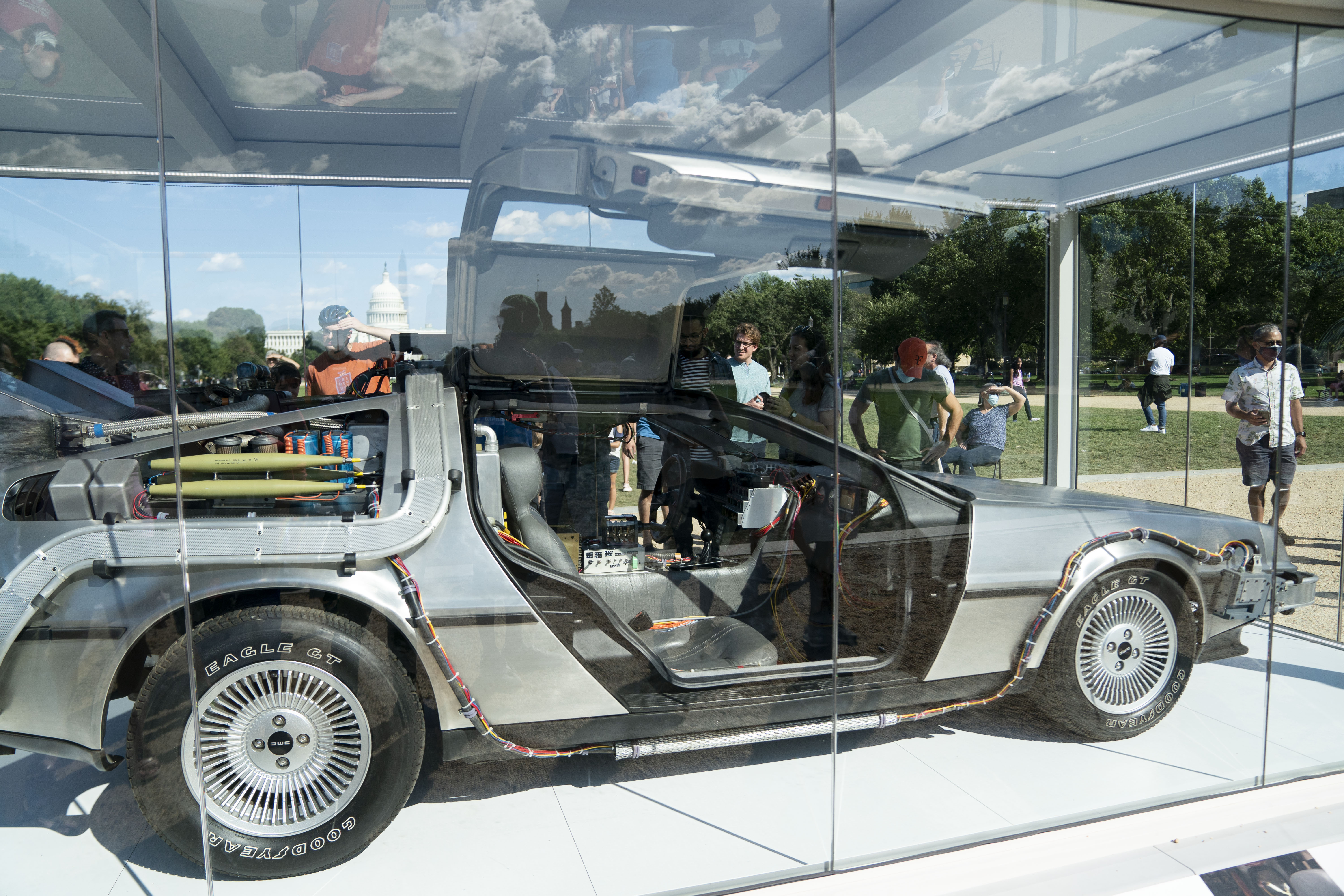 "时光机"道具汽车在华盛顿展出(2)