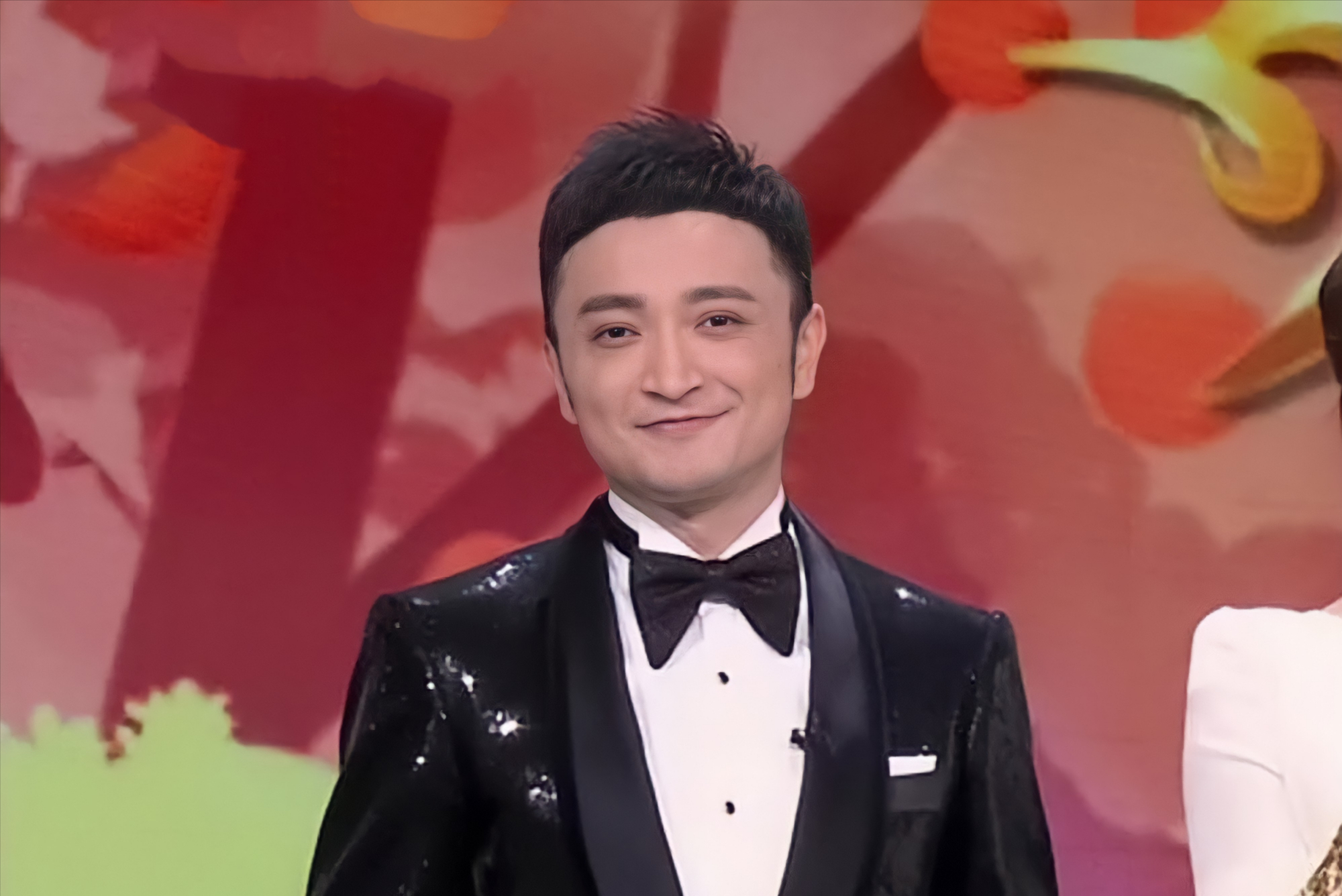央视主持尼格买提:来自新疆的雄鹰,荣誉背后是父亲的悉心教导