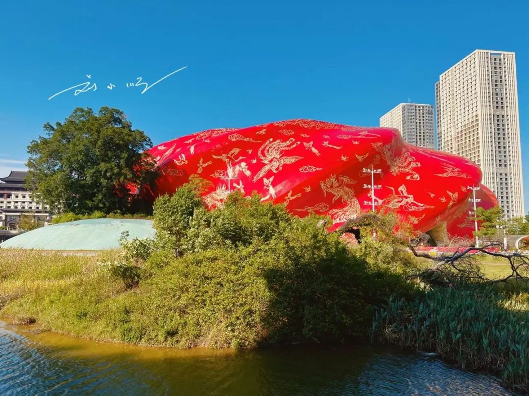 在广州花都区,有一座名为"广州融创大剧院"的建筑,通体大红色,外形