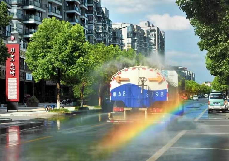 清晨的洒水车,正在人间 贩卖彩虹.