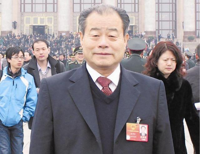 山东富豪张学信,年收3000亿,住100平方的职工房,用200元的手机