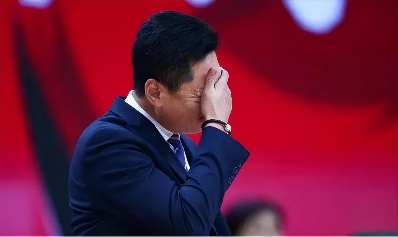 60岁李春江现状:痛打马布里陷入下课风波,儿子李京龙冷坐板凳席