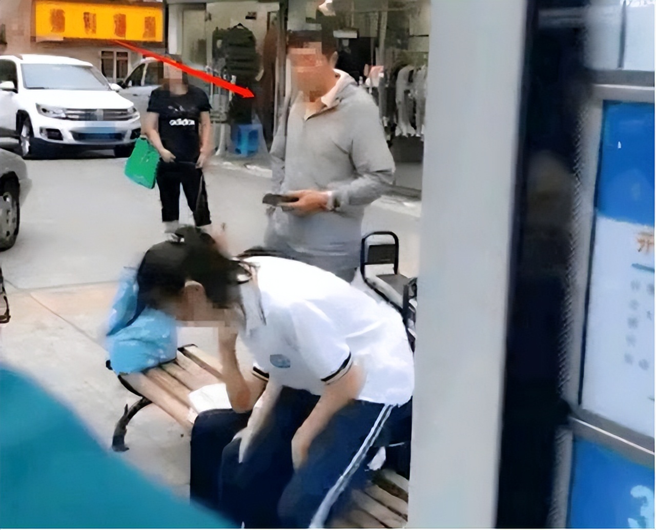 初中生当街做出格行为,旁若无人撒狗粮,无知的孩子果然不一般