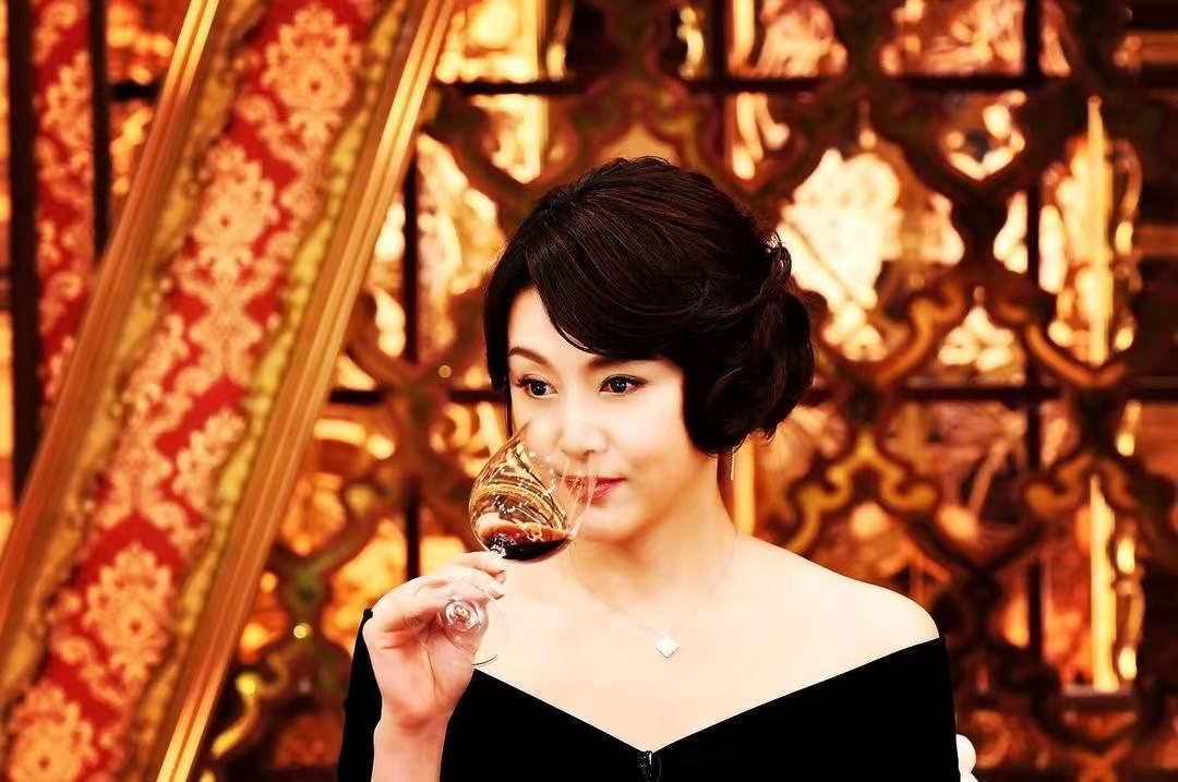 50岁藤原纪香华丽登场,落肩礼服显身姿曼妙,大秀天鹅颈发量浓密