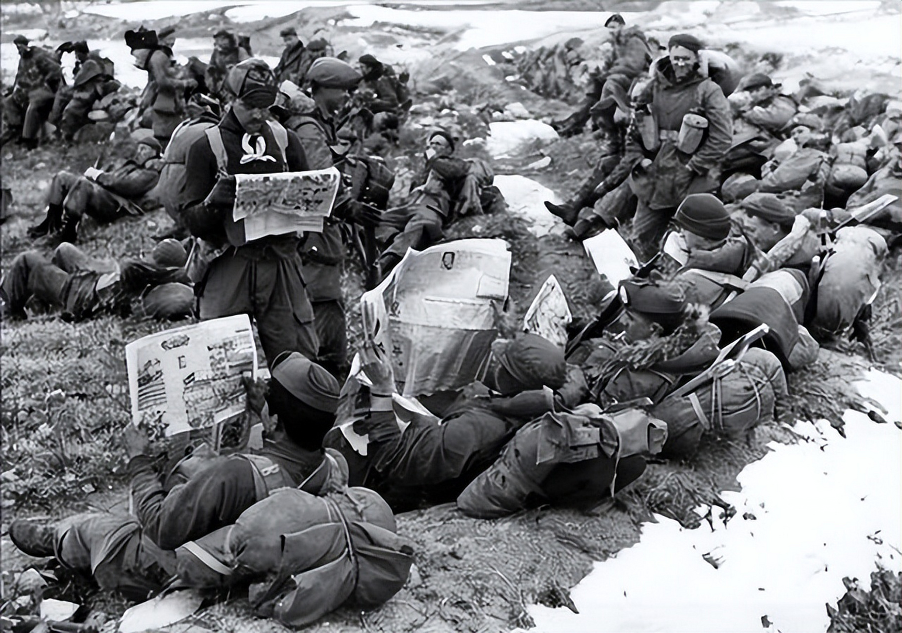 1952年,朝鲜战场上,志愿军抓获了一名间谍,搜身时,志愿军战士在间谍