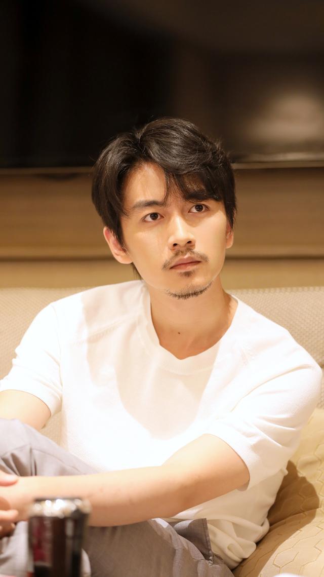 陈晓留络腮胡太沧桑!粉丝帮p掉胡子嫩回白月光,颜值碾压王一博