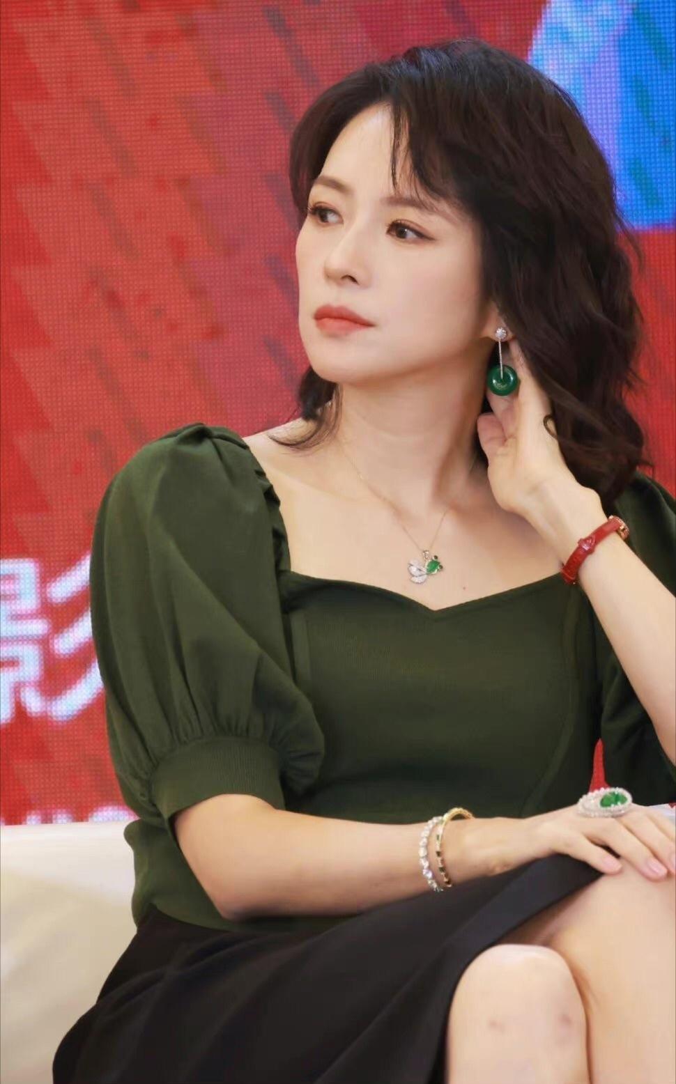 章子怡佩戴的全套翡翠居然价值500万,为撒这么贵?