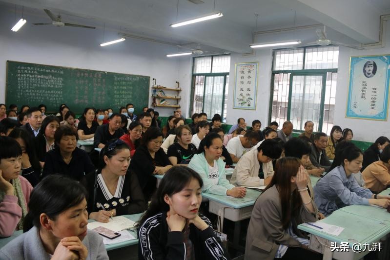 唐河县第一初级中学隆重举行九年级家长会(图8)