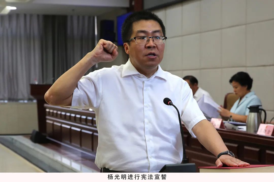 杨光明进行宪法宣誓,发出带领荣昌法院再创新辉煌的宣言!