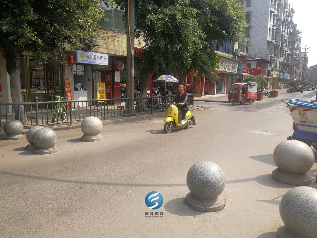 富顺文庙正街步行街沦为停车场,地板砖损毁严重!