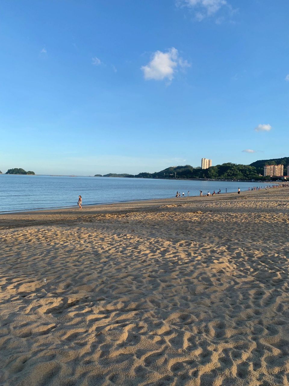 位置:唐家湾沙滩 交通: 公交建议坐到 中山大学东 再下车 开车的话