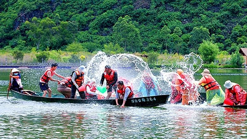 普者黑:泼水狂欢乐逍遥