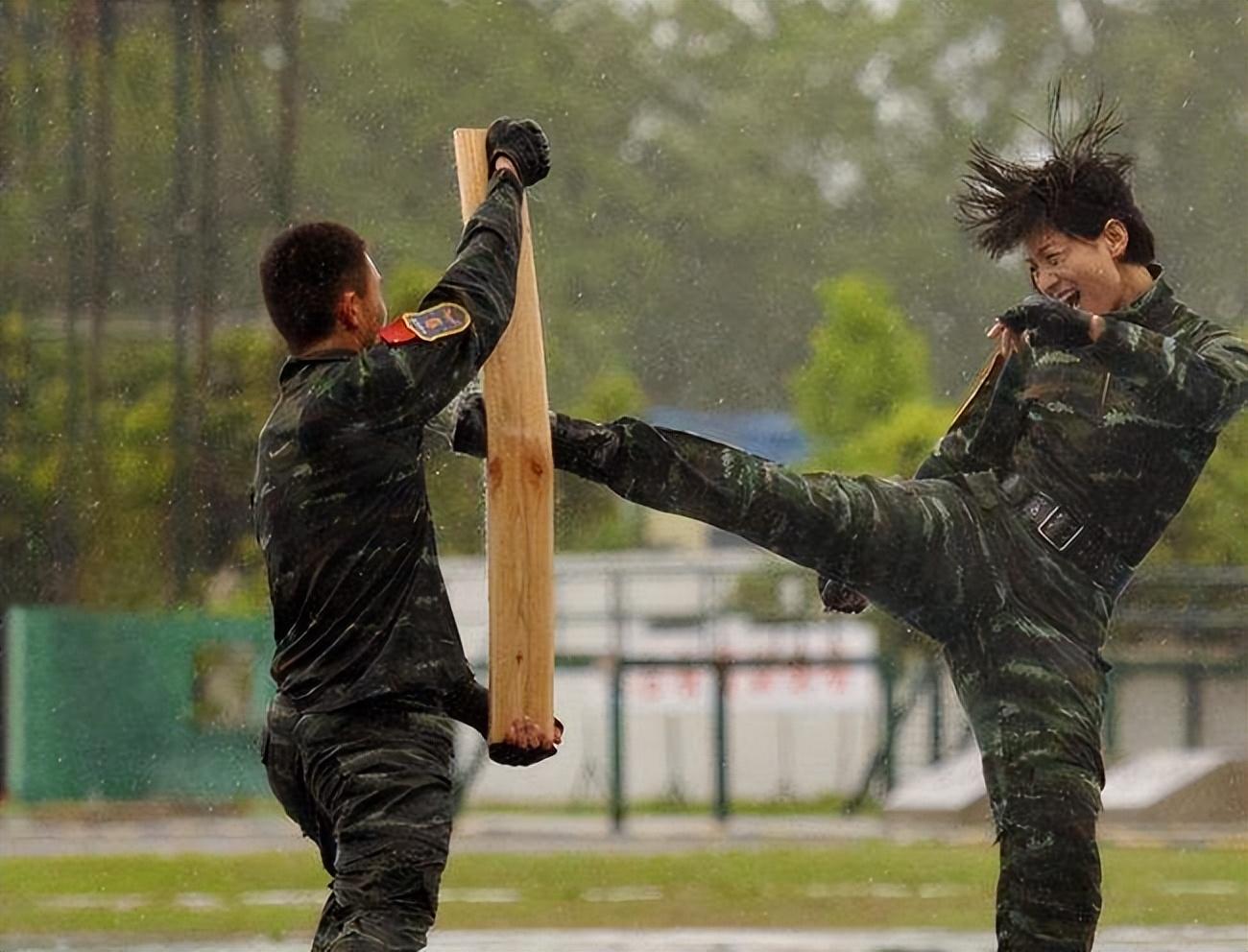 霸王花雷敏:16岁被特警队破格录取,如今大校军衔,嫁给普通保安