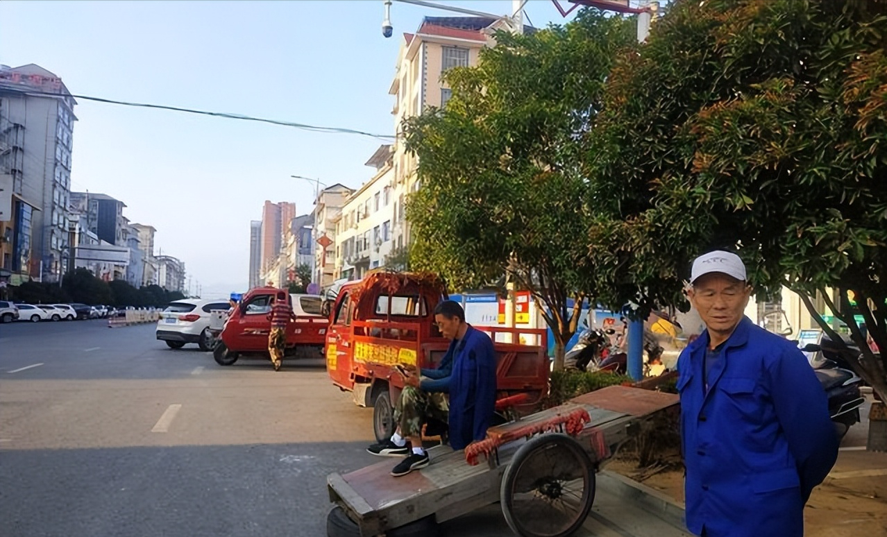 板车在农村也是非常实用的一种工具,既可以人推,还可以把前面拴上家里