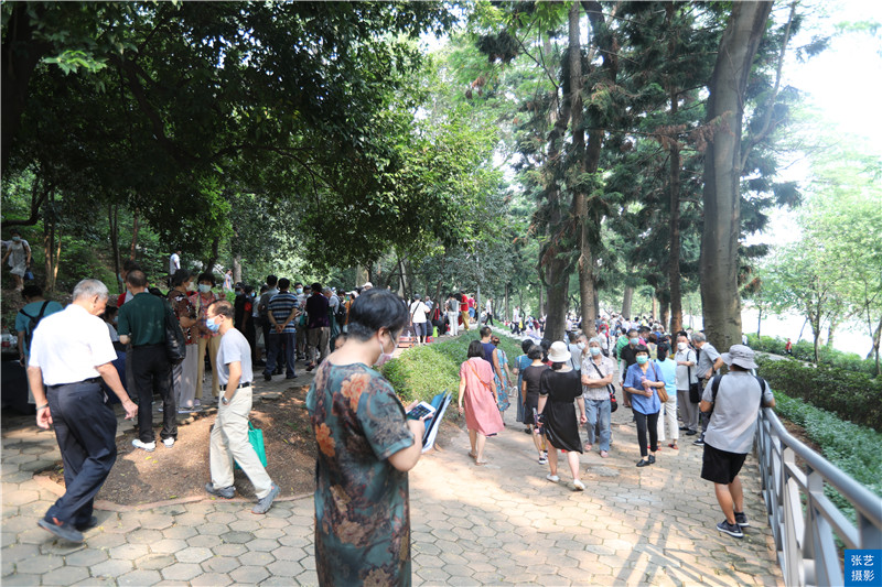 广州天河公园相亲角:现场跟赶集一样场面火爆,明码标价难觅爱情