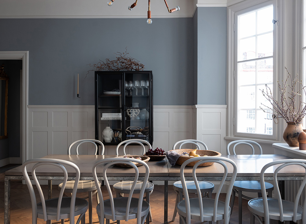 漂亮的公寓,在房子里用冷色调