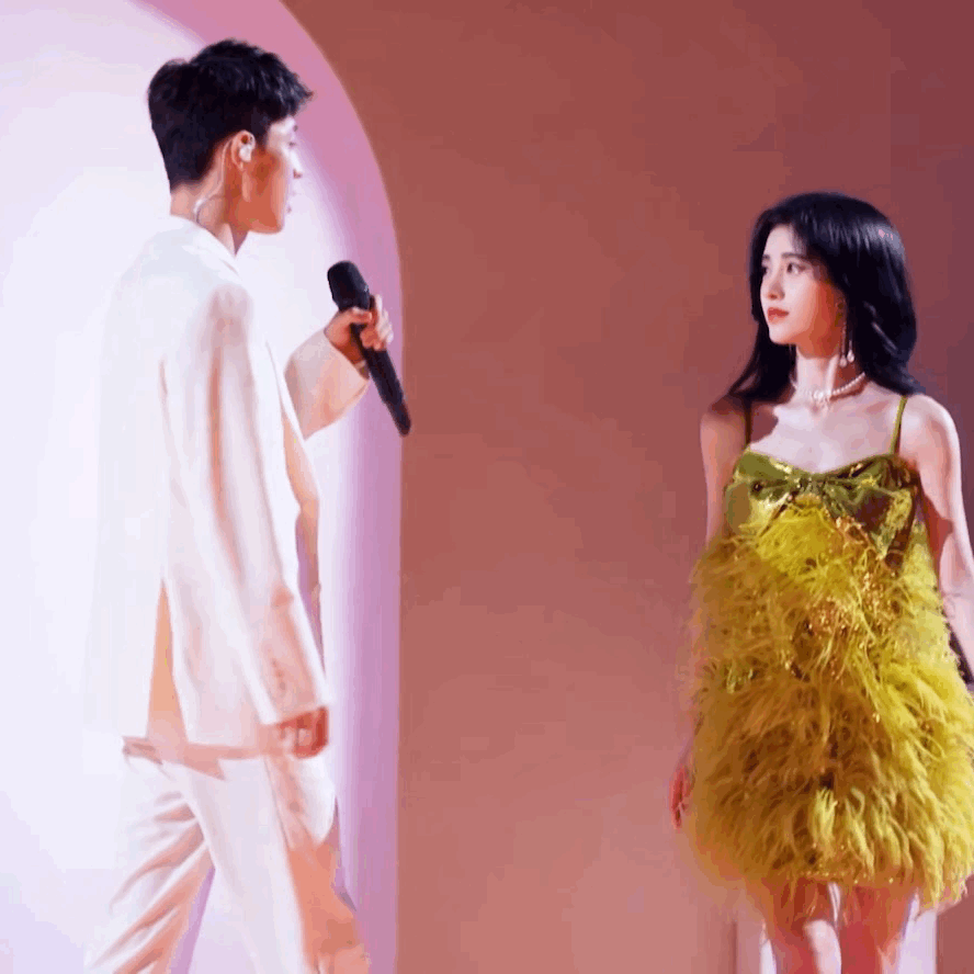 《创造营2021》鞠婧祎和米卡合作表演,两位高颜值的结合超吸睛!