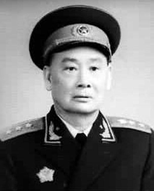 建国后,耿飚回家乡探亲,两位开国上将同行,到家又遇到一位上将