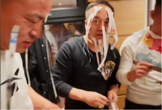 东北男子打牌输了贴纸条,一大哥浑身纸条淡定出牌:脸都看不到了