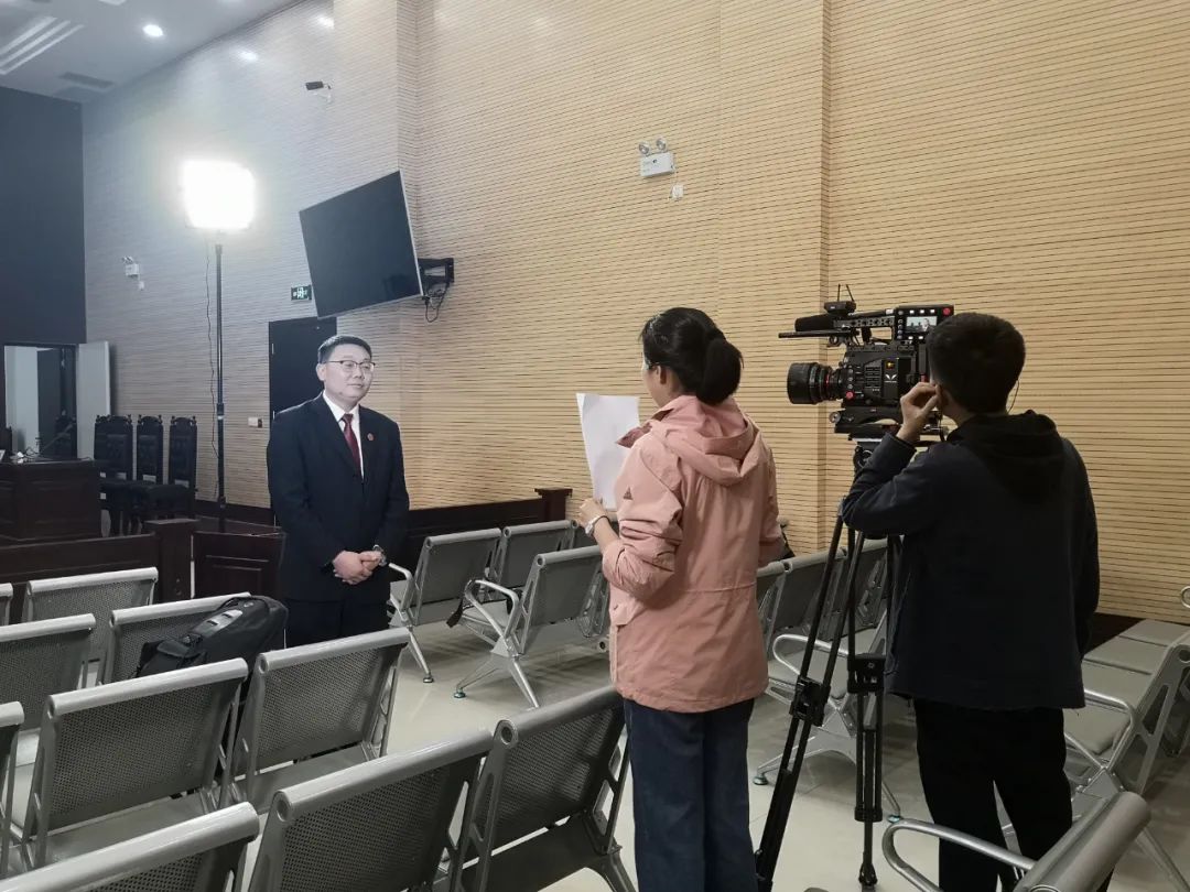 在法徽下见证初心,央视纪录片《施洋大律师》走进竹山法院开拍