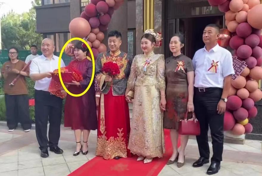 劉能的兒子王亮結婚!十輛勞斯萊斯,三輪摩托車為其開道,引爭議