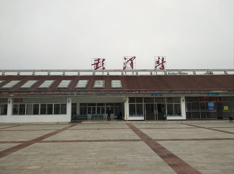 彭泽县火车站位于九江市彭泽县芙蓉墩镇凉亭村,现为四等站