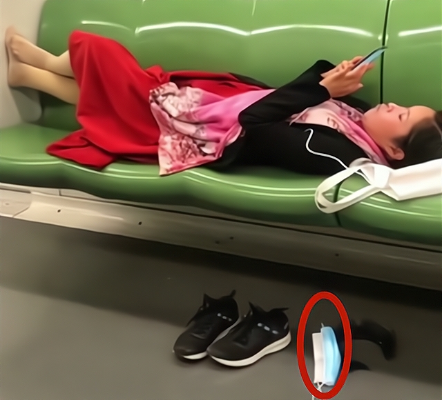 女子地铁内脱鞋横躺4个座位抠牙,网友:拉入黑名单