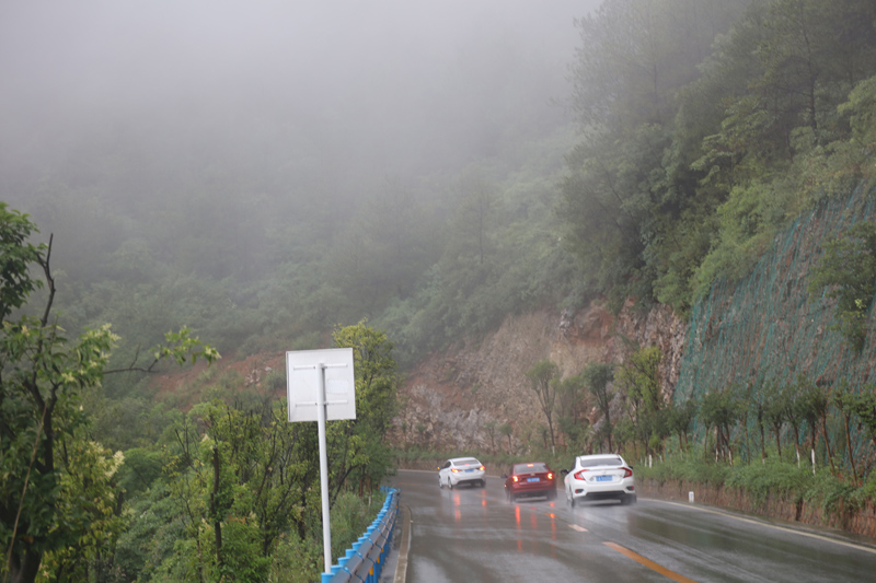 重庆巫山公路养护排除路障保畅通