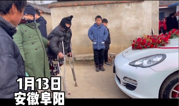 独腿男子拄着双拐拦住婚车,讨要红包要两百元起:别当要饭的打发
