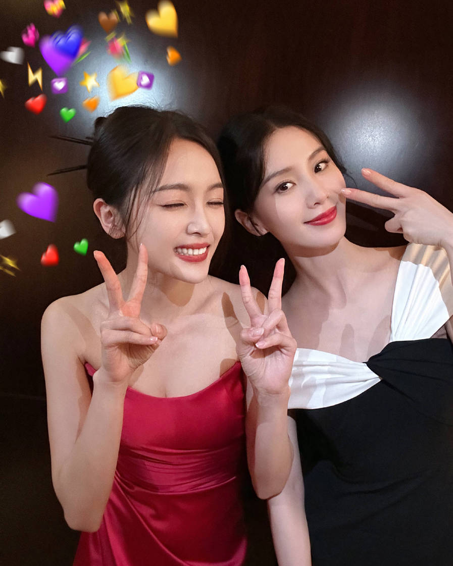 吴宣仪晒与刘诗诗自拍 两人对镜比耶 俏皮可爱