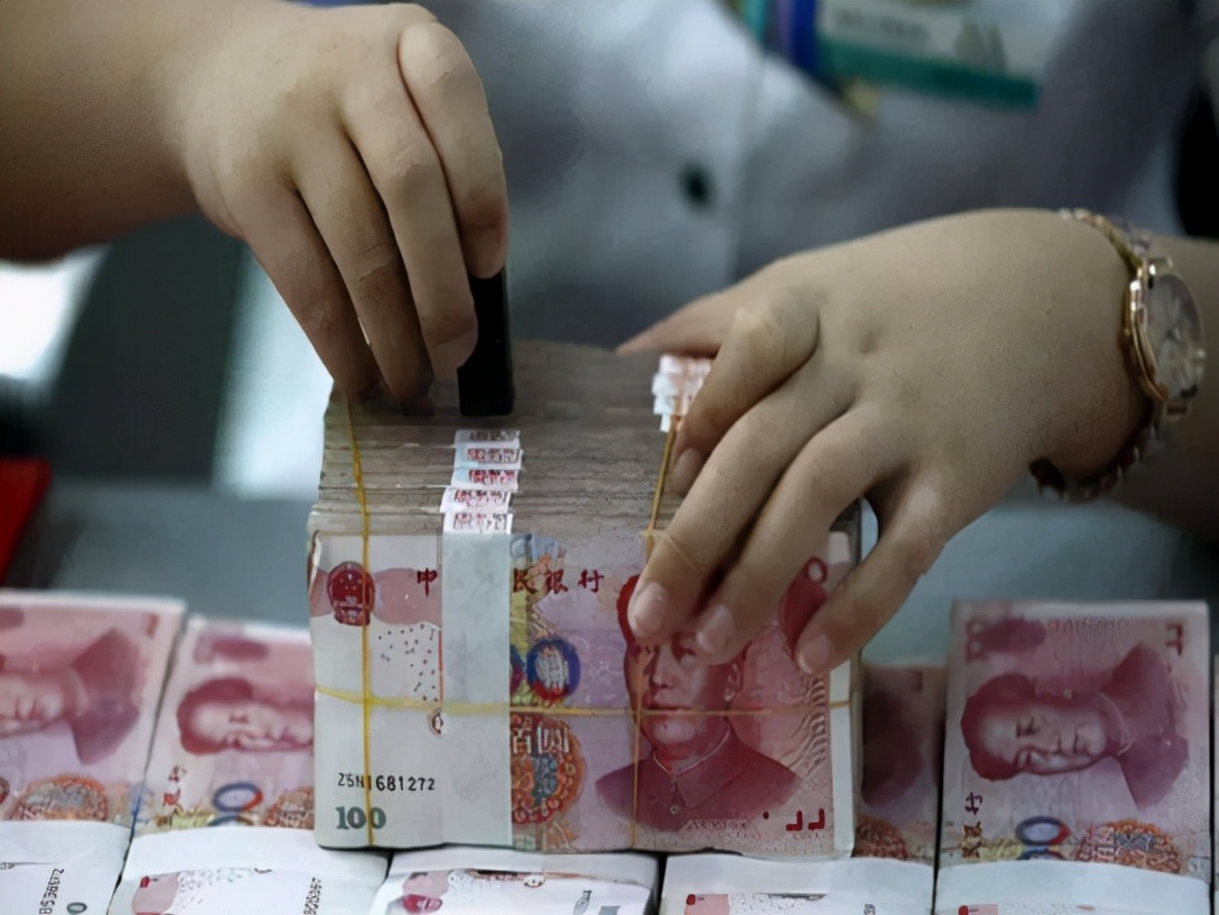 银行误将800元打成800万,储户将钱花光后,需要补钱吗?