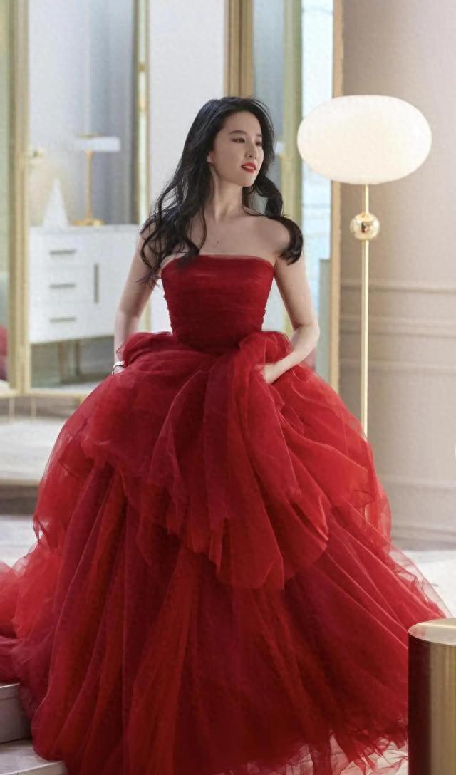 刘亦菲真会穿,穿一字肩红色连衣裙性感迷人,s型身材藏都藏不住