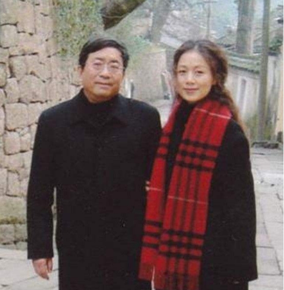 余秋雨抛弃发妻李红,转身娶小16岁的马兰,前妻怒斥其为伪君子