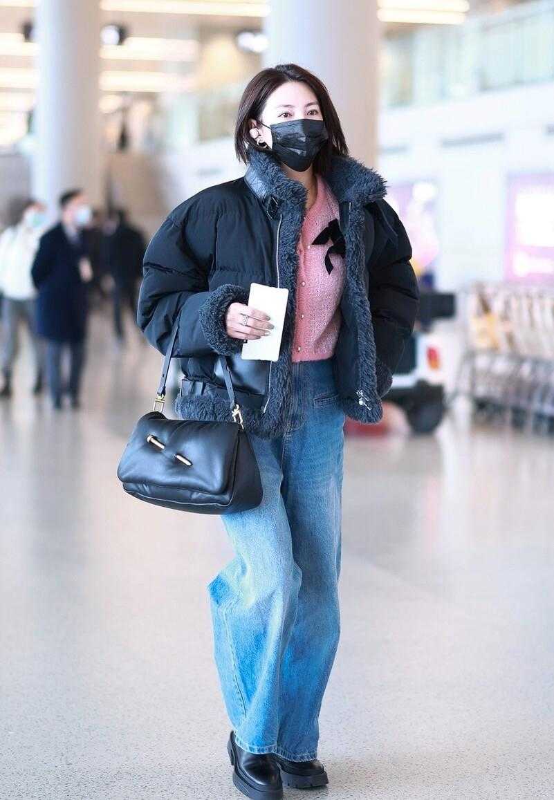 张雨绮越来越时髦,短羽绒服配阔腿牛仔裤,保暖又洋气减龄