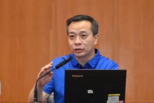 回顾北师大教授康震,现场作诗遭网友质疑:就是个笑话,到底冤不冤?