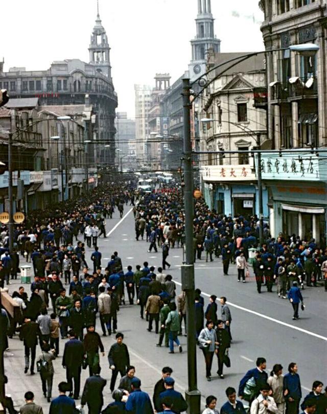 上海老照片:80年代城市街头情景,大家来看下有什么特色之处