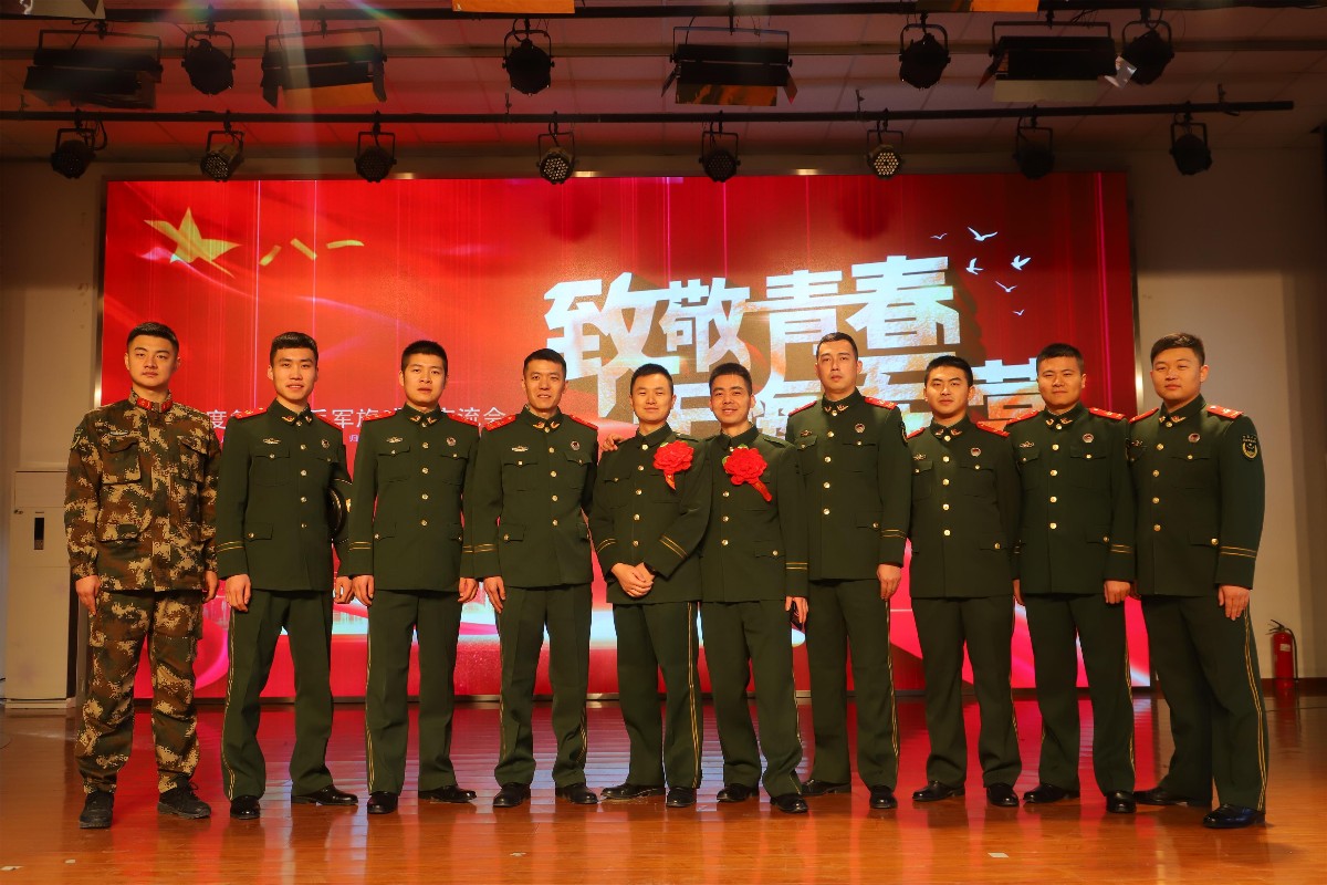 光荣转身,退伍老兵敬上最后一个军礼