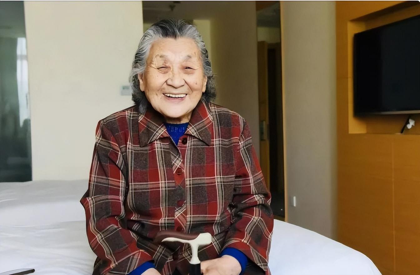 回顾90岁老人在酒店养老每月耗资5000元直呼比在养老院舒服