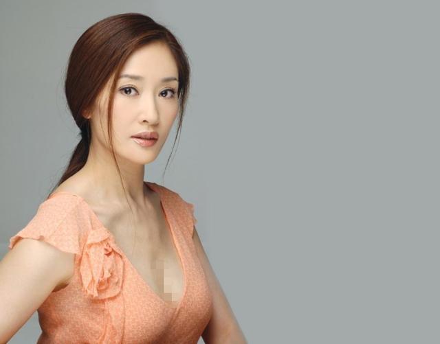 盖丽丽为艺术献身,却因"脱衣哺乳"引争议,如今过得怎样?