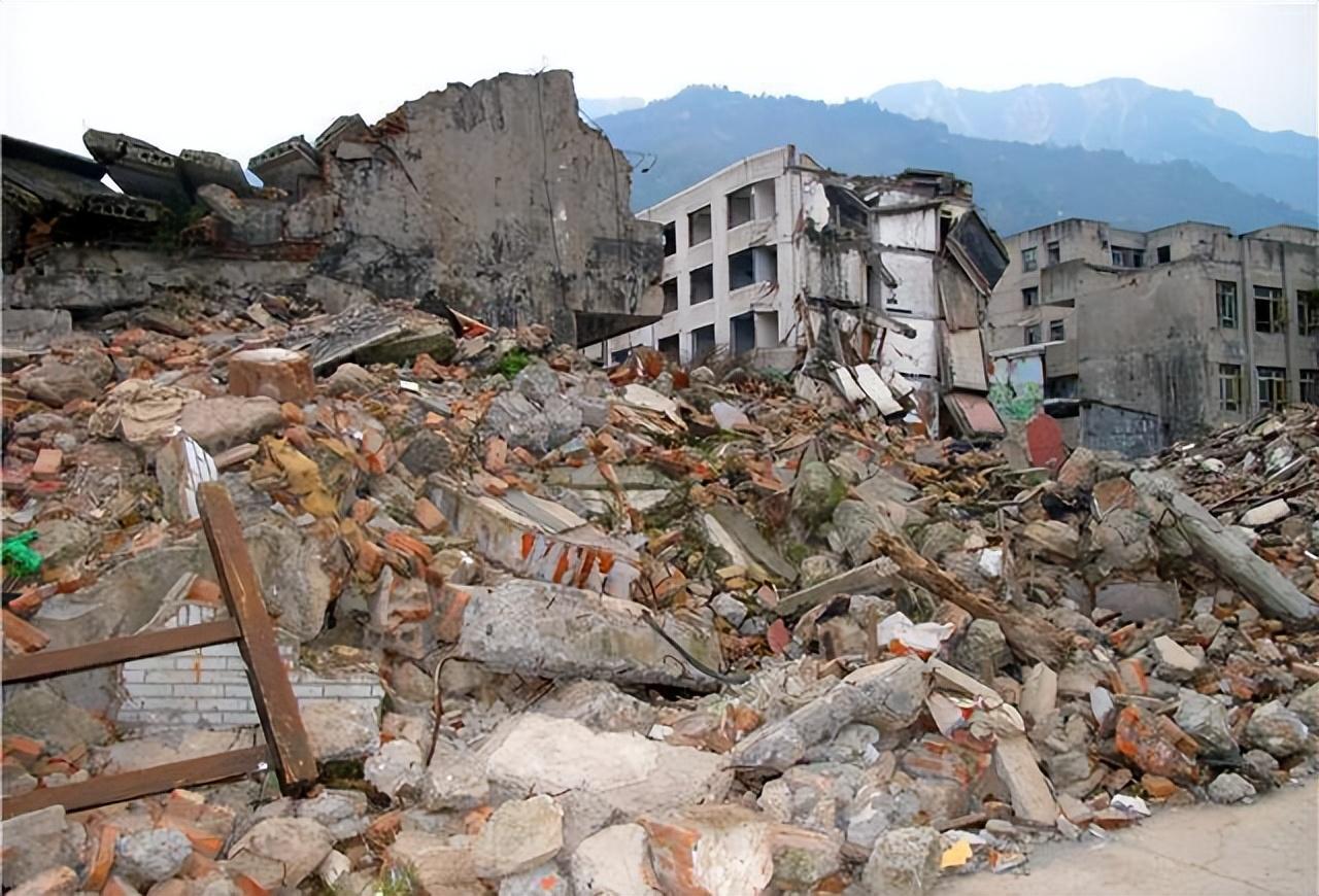 因为众人都知道,地震发生后的72小时是黄金救援时间.