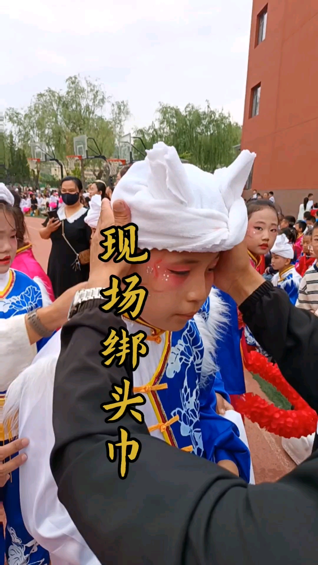 陕北人每天扭秧歌,扎起羊角毛巾有特色更好看