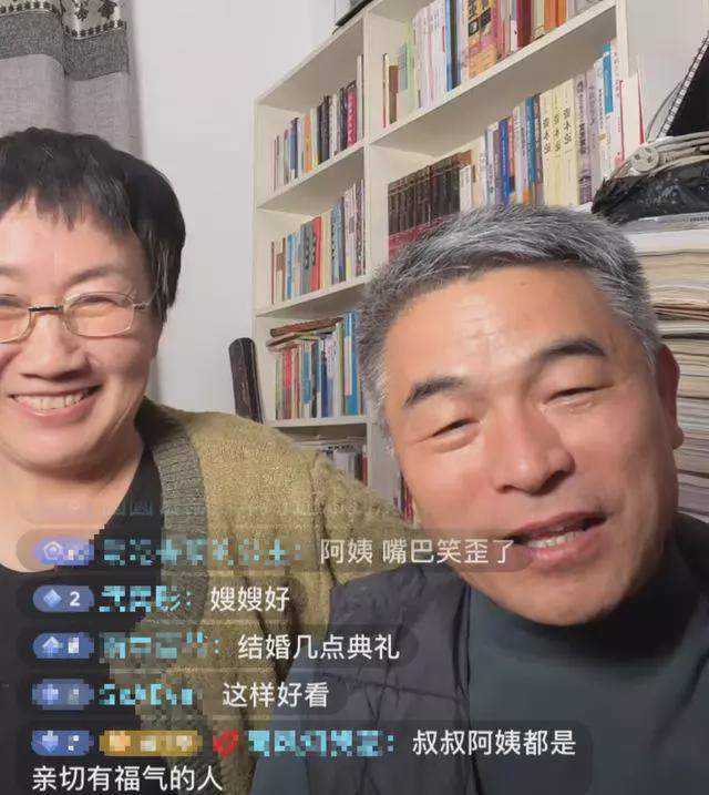 郭刚堂妻子试装画面流出,紫色旗袍显气质,脸上洋溢笑容好幸福