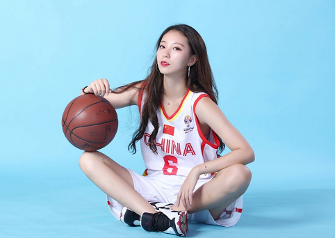 她是cba最美篮球宝贝,姐弟恋让人羡慕,球迷:女大3,抱金砖